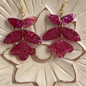 Magenta/white glitter earrings.
